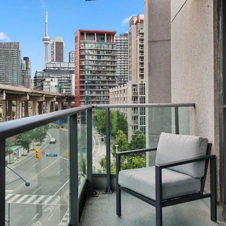 Cn Tower View With Free Parking, Pool, & More Amenities โตรอนโต ภายนอก รูปภาพ