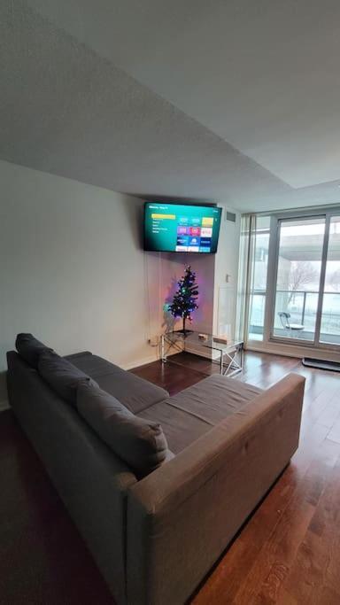 Cn Tower View With Free Parking, Pool, & More Amenities โตรอนโต ภายนอก รูปภาพ