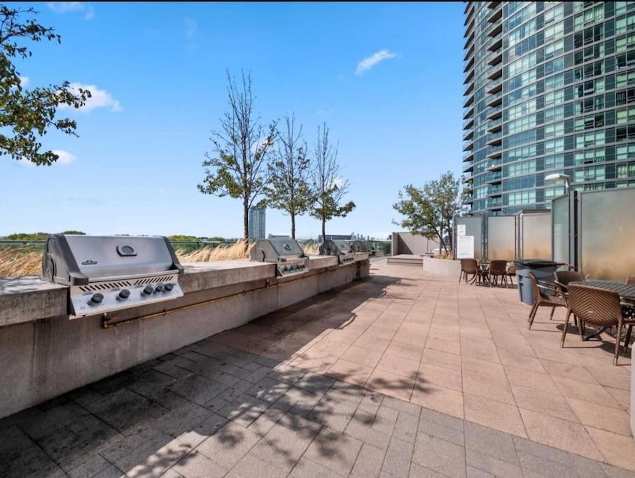 Cn Tower View With Free Parking, Pool, & More Amenities โตรอนโต ภายนอก รูปภาพ