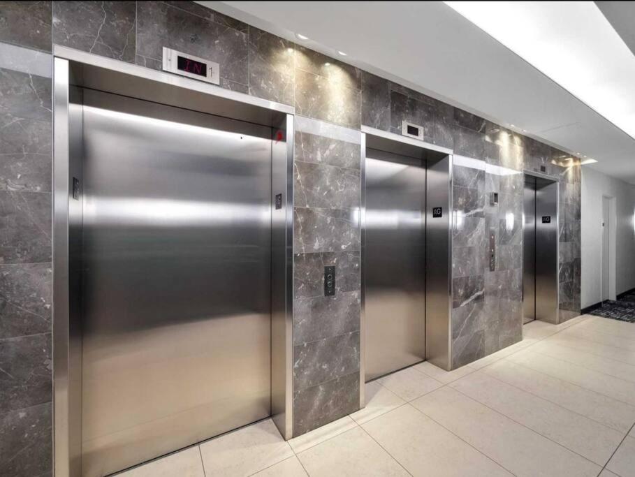 Cn Tower View With Free Parking, Pool, & More Amenities โตรอนโต ภายนอก รูปภาพ