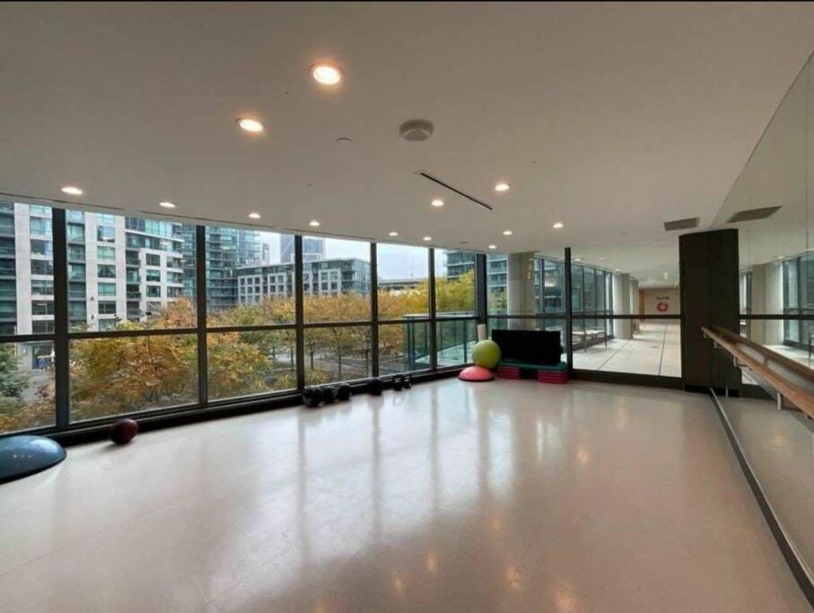 Cn Tower View With Free Parking, Pool, & More Amenities โตรอนโต ภายนอก รูปภาพ