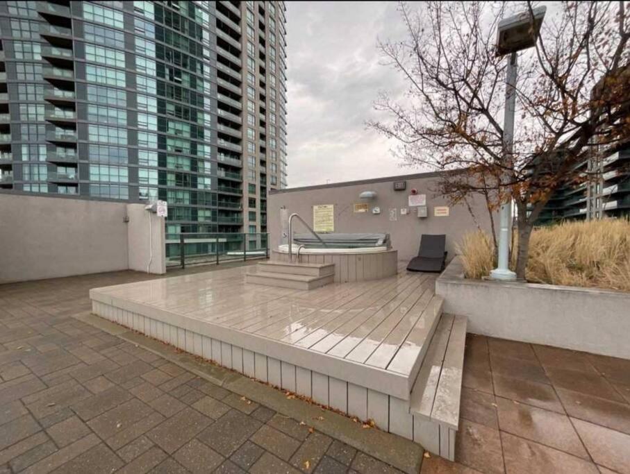 Cn Tower View With Free Parking, Pool, & More Amenities โตรอนโต ภายนอก รูปภาพ