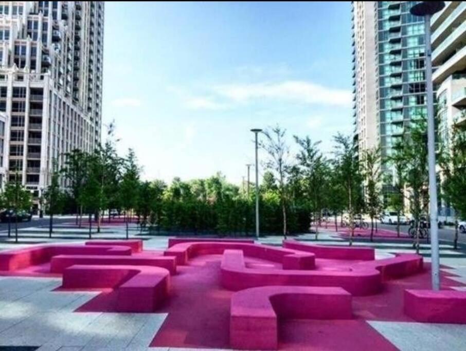 Cn Tower View With Free Parking, Pool, & More Amenities โตรอนโต ภายนอก รูปภาพ