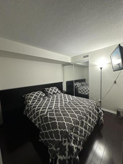 Cn Tower View With Free Parking, Pool, & More Amenities โตรอนโต ภายนอก รูปภาพ
