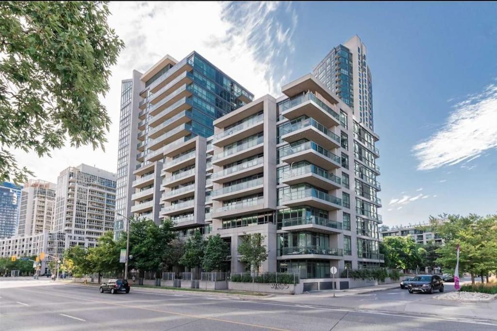 Cn Tower View With Free Parking, Pool, & More Amenities โตรอนโต ภายนอก รูปภาพ