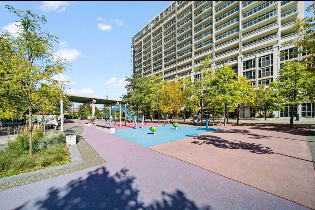 Cn Tower View With Free Parking, Pool, & More Amenities โตรอนโต ภายนอก รูปภาพ