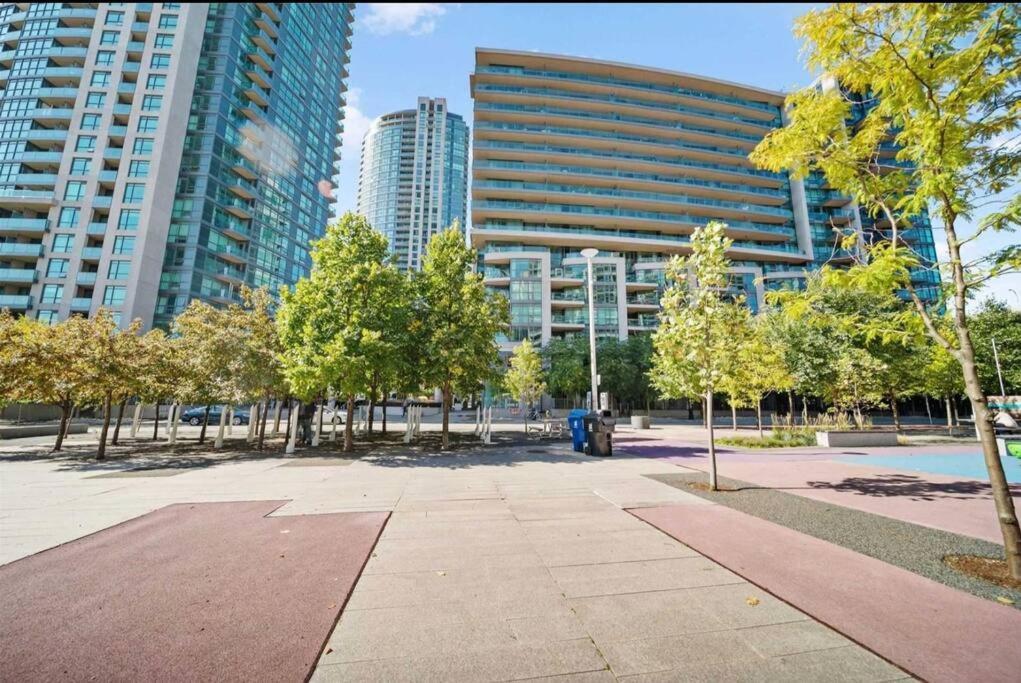 Cn Tower View With Free Parking, Pool, & More Amenities โตรอนโต ภายนอก รูปภาพ