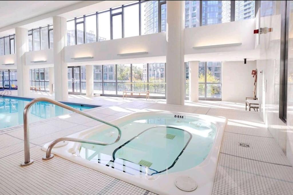 Cn Tower View With Free Parking, Pool, & More Amenities โตรอนโต ภายนอก รูปภาพ